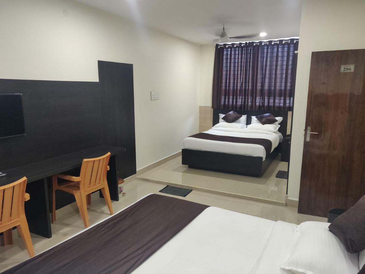 MBJ Inn- Temple View Kanchipuram Zimmer foto